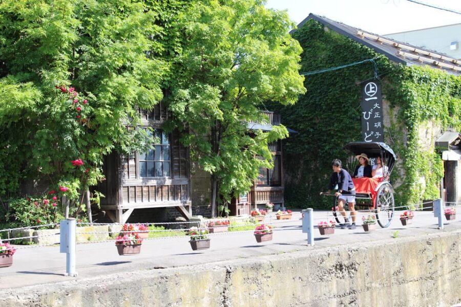 Otaru: Private Otaru Sightseeing Tour by Rickshaw - Your guide in Japanese: what that changes for your tour