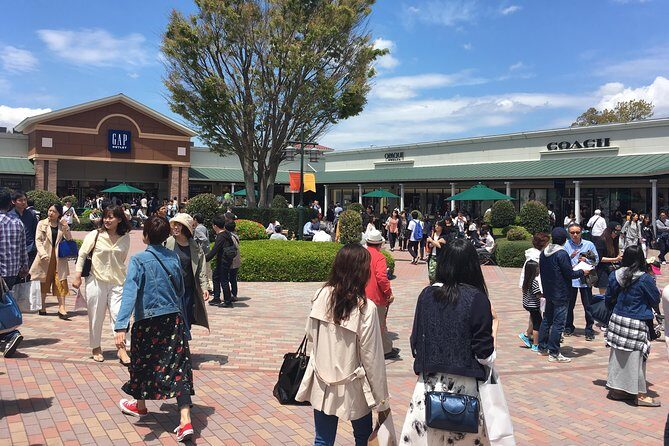 Private Car Mt Fuji and Gotemba Outlet in One Day from Tokyo - Oshino Hakkai and the Ninja Show Detour