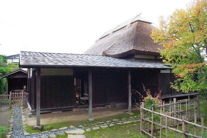 Private Cherry Blossom Tour in Hirosaki with a Local Guide - Hirosaki Castle tower: lightning damage and an Edo-era rebuild