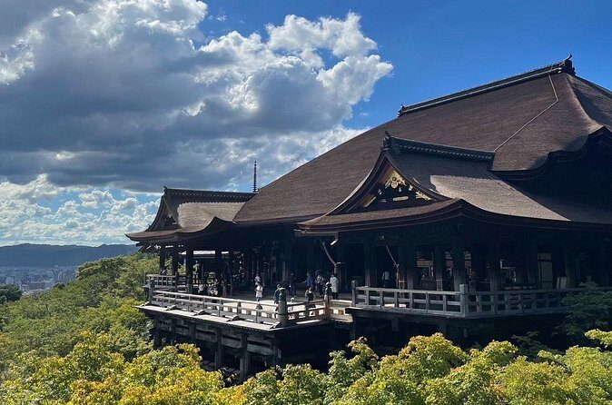 Private Custom Tour of Kiyomizu & Yasaka—by Young Local Guides - Stop 4: Yasaka Shrine at Gion’s edge, with lantern-lit drama