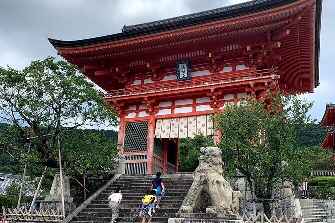 Private Custom Tour of Kiyomizu & Yasaka—by Young Local Guides - Meet at Yasaka Jinja’s Western Tower Gate, then let the day flow