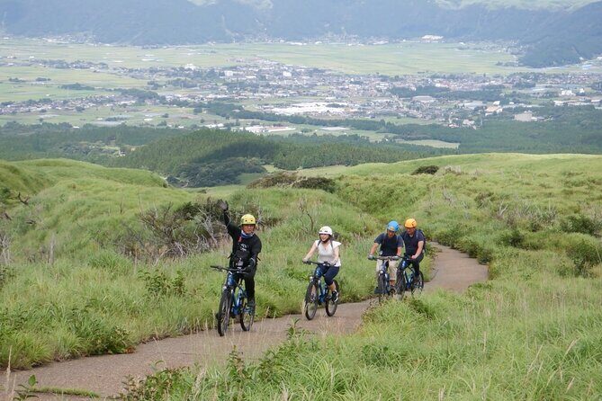 Private E-MTB guided cycling around Mt. Aso volcano & grasslands - The climb to Nakadake: Kusa no Michi (weeds road) and 800m of payoff