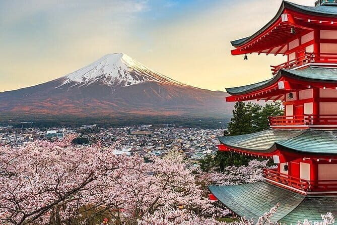 Private Mount Fuji Tours with Car Pickup from Tokyo - Chureito Pagoda and Arakura Sengen Shrine: the postcard-with-history stop