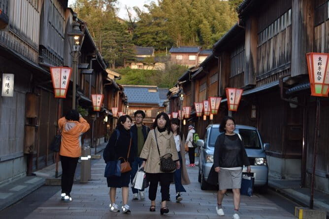 Private Tailored Kanazawa Highlights Tour with a Local - Higashi Chaya District and Kazuemachi Chayagai: preserved streets and river atmosphere