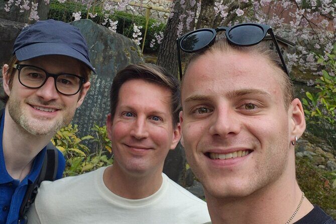 Private Walking Tour in Gion and Higashiyama - Yasaka Shrine: where the walk turns into Kyoto practice