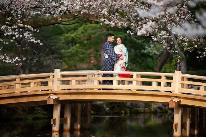 Private walking Tour of Kanazawa's Historical Districts 4h - Oyama Shrine: a fast, local stop with a city origin story