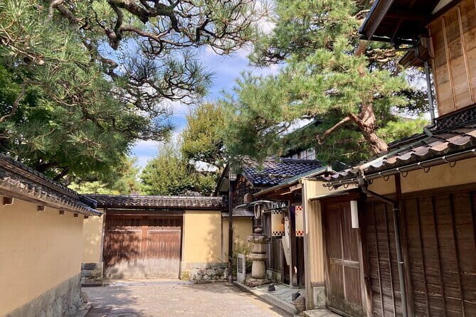 Private walking Tour of Kanazawa's Historical Districts 4h - Lucy as a guide: why the explanations make the streets work