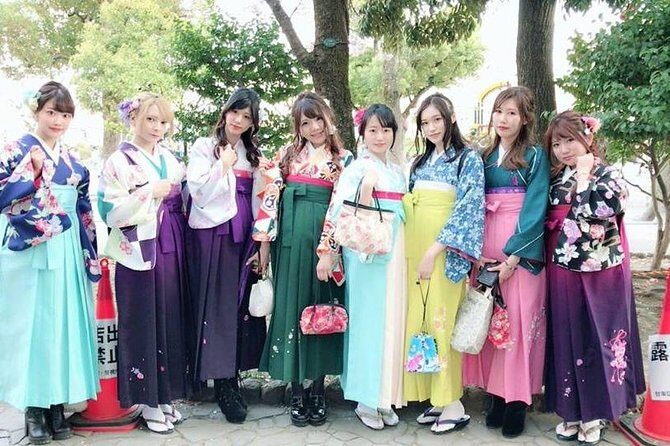 Ride a rickshaw wearing a kimono in Asakusa! Enjoy authentic traditional culture! - Picking the Kimono and Getting the Fit Right
