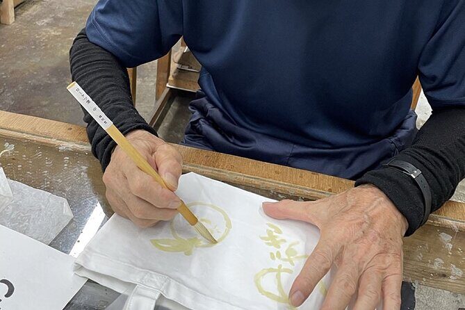 Roketsu dyeing experience: M course Roketsu Dyeing Experience - Wax-Resist Painting: The Step Where Your Hands Control the Result