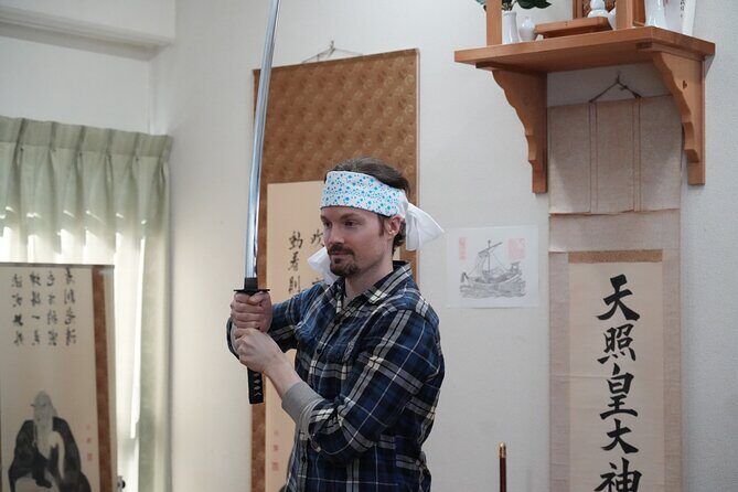 Samurai Sword Training and Katazome Dyeing Experience in Tokyo - The 1-minute walk and shoe-off moment before 武蔵国無外会