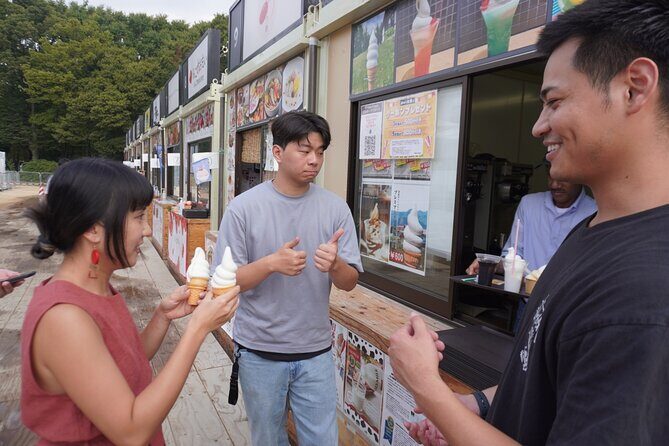 Shinjuku: Private Bar Hopping - A quick photo pass where crowds gather