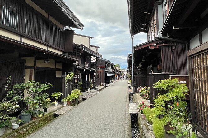 Shirakawa-go and Hida-Takayama Private Day Trip from Nagoya - Stop 1: Takayama Jinya and Furui Machina’s Edo-era tone-setting