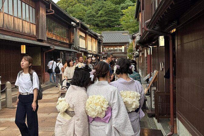 Shirakawago & Kanazawa from Kanazawa - Bilingual guide, bus comfort, and group size (up to 25)