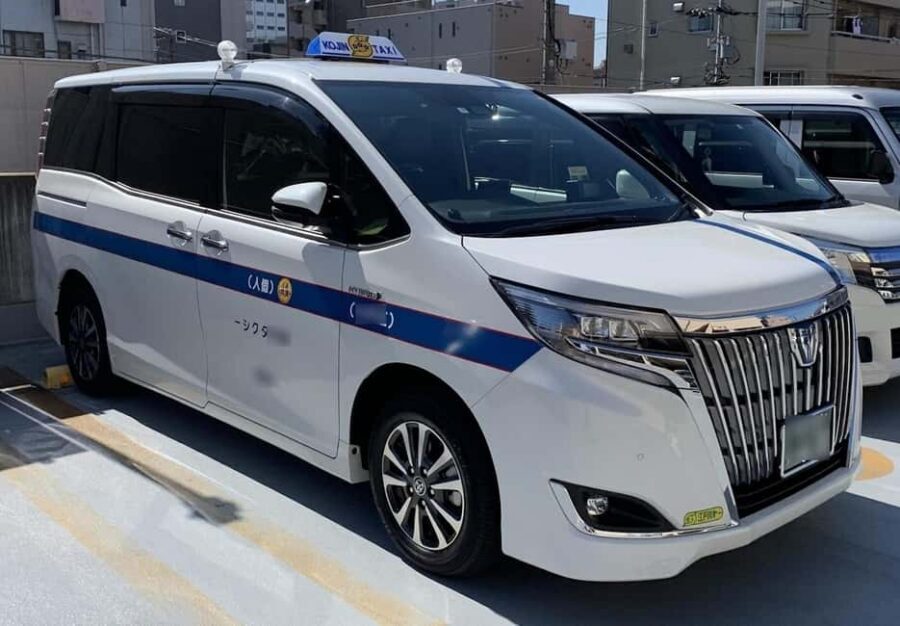 Shuttle Van Tokyo-Tour, for 4 Hours or 6 Hours+Transfer Time - Imperial Palace: Tokyo’s Center of Power (and a Calm Walk)