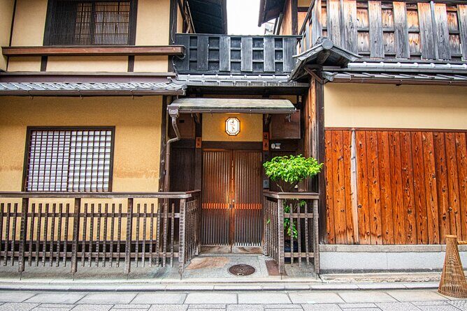 Takashi's local food adventure through Gion Kyoto tips of Ramen - Yasaka Shrine (free) and the alleys that feel like Kyoto’s best kept secret