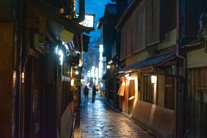 Takashi's local food adventure through Gion Kyoto tips of Ramen - The 7:30 pm plan: Gion-Shijo to the cultural streets of Higashiyama