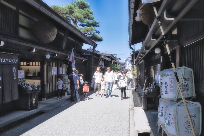 Takayama and Shirakawago/Photoshoot by professional photographer - Why Takayama and Shirakawago is a great one-day pairing