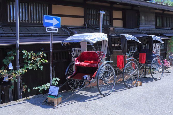 Takayama and Shirakawago/Photoshoot by professional photographer - Stop 2: Takayama old town and Sannomachi Street