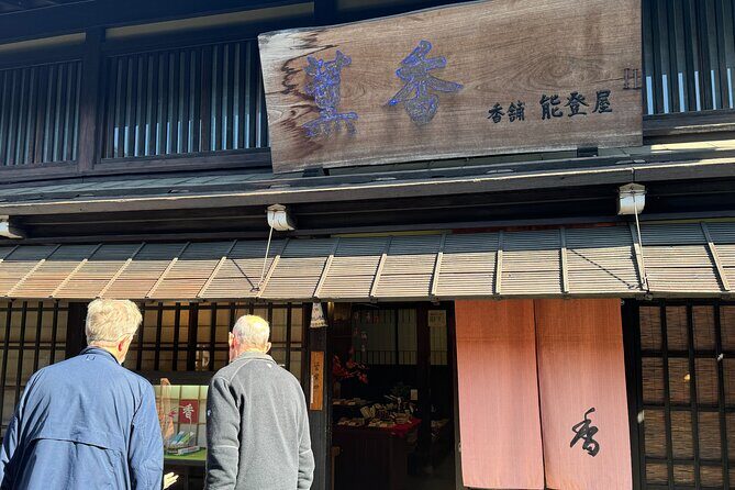 Takayama Jinya & Old Town Private Walking Tour - Private walking format: why it feels easier than a big group