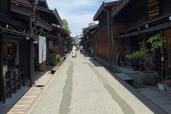 Takayama Old Town Walking Tour with Local Guide - Key things that make this tour work