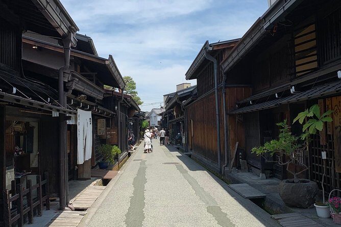 Takayama oldtownship walking tour with local guide. (About 70min) - Where you start: the meeting point and how the walk works
