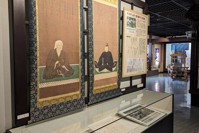 Takayama to Gujo Hachiman, History Traditions and Crafts - Castle Town walking time: take your time in the water-focused streets
