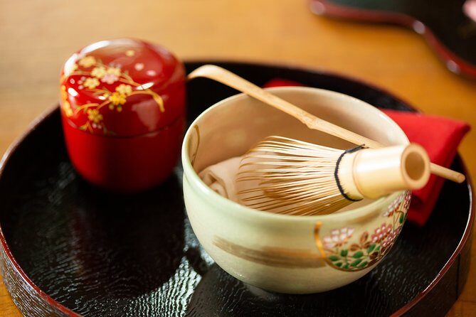 Tea ceremony experience with simple kimono in Okinawa - The photo moment: gold folding screen and a final cloth change