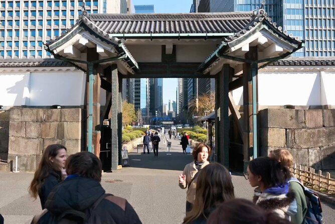 Tokyo Castle, Imperial Palace, Shogun & Garden Walking Tour - What you should expect from the guides (and why it’s a big deal here)