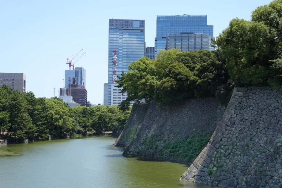 Tokyo: Edo Castle and Imperial Palace Guided Walking Tour - Stone walls and moats: why the defenses matter