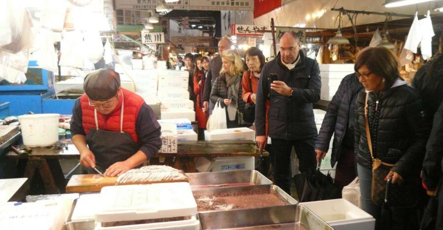 Tokyo: Guided Walking Tour of Tsukiji Market with Breakfast - Tsukiji Hongwanji Temple: Your Calm Start Before the Market Noise