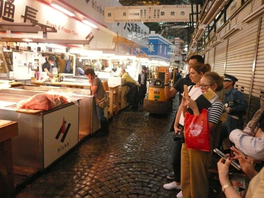 Tokyo: Guided Walking Tour of Tsukiji Market with Lunch - Entering Tsukiji Outer Market: where the work is the show