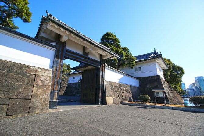 Tokyo Imperial Palace and Heritage of Edo Castle Private Tour - East Gardens and the Edo Castle Ruin Walk: How the Past Shows Through