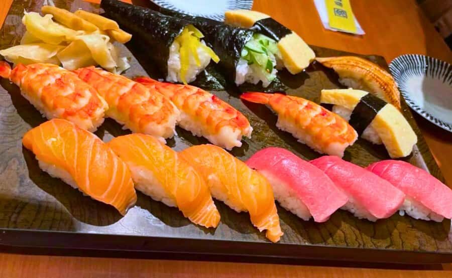 Tokyo: Locals´ Secret Food Tour // Eat like a Japanese - Stop 1: Sushi Inside JR Ueno Station With Fresh Fish