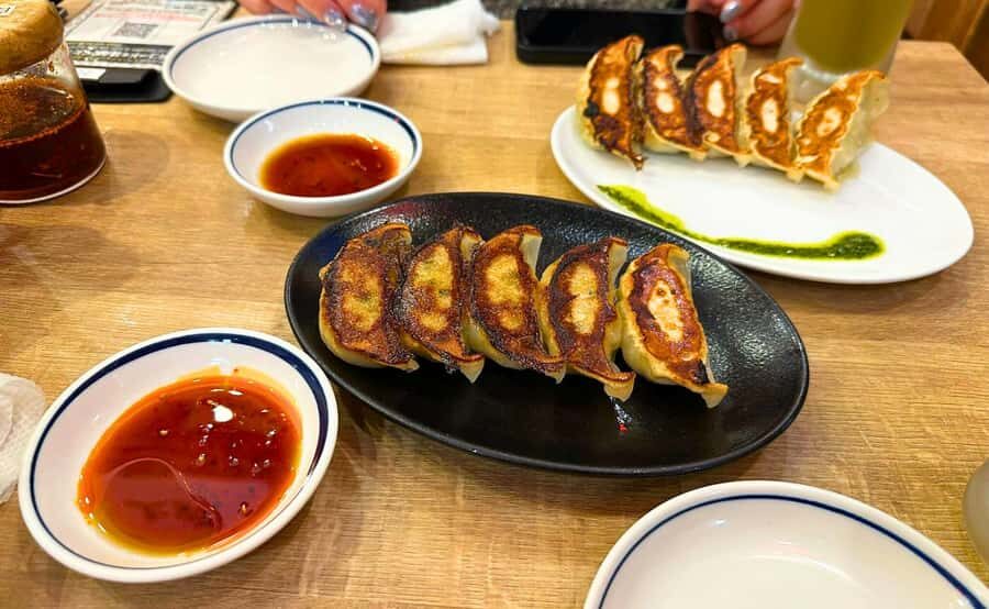Tokyo: Locals´ Secret Food Tour // Eat like a Japanese - Stop 2: Gyoza With Choice of Flavors and a Lively Room