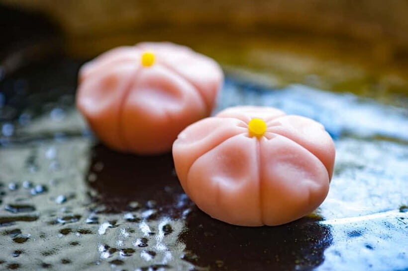 Tokyo: Matcha Making Experience with Mochi Sweets in Asakusa - The matcha history quiz: learning without feeling lectured