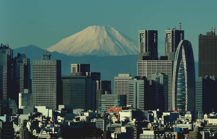Tokyo: Mt. Fuji & Lake Kawaguchi Private Tour with Transfer - Saiko Iyashi-no-Sato Nenba and Fuji-Q Highland: tradition meets modern fun