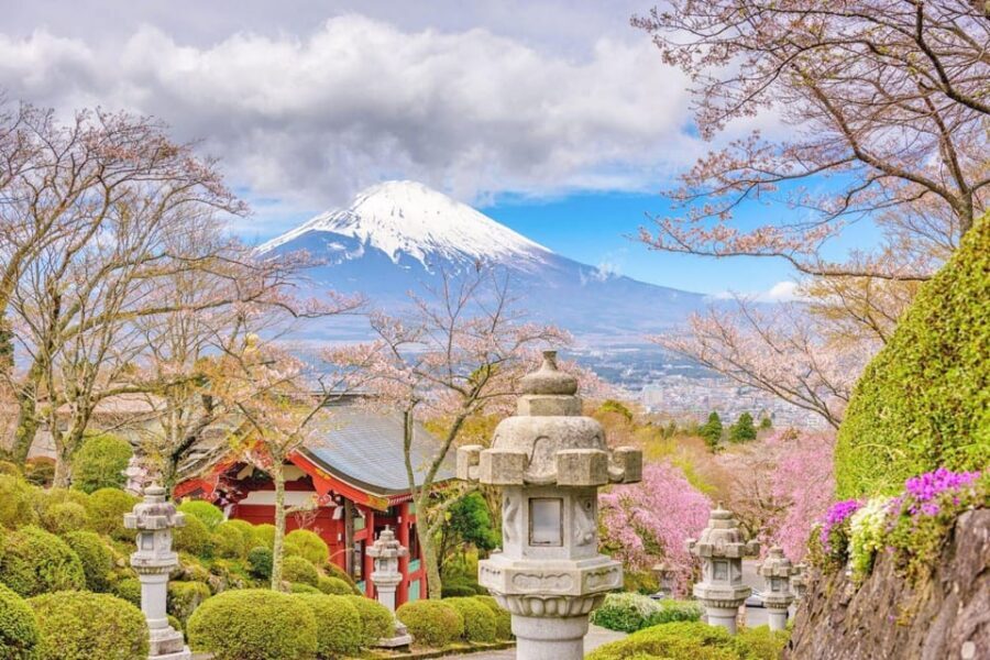 Tokyo: Mt Fuji Lake Kawaguchiko Tour & Arakuyama Sengen Park - Lawson Kawaguchiko Station: the short break that also earns its photos