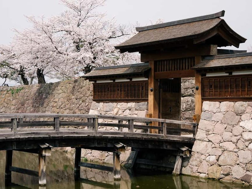 Tokyo: Nagano Snow Monkeys and Zenkoji Tour with Temples - Obuse Street Views and Small-Town Charm