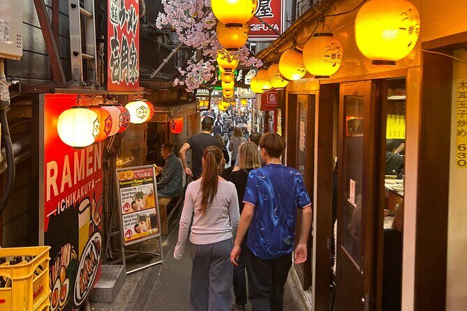 Tokyo Shinjuku: History, Culture & Hidden Alleys Walking Tour - Shinjuku at 5:00 pm: why this evening start works