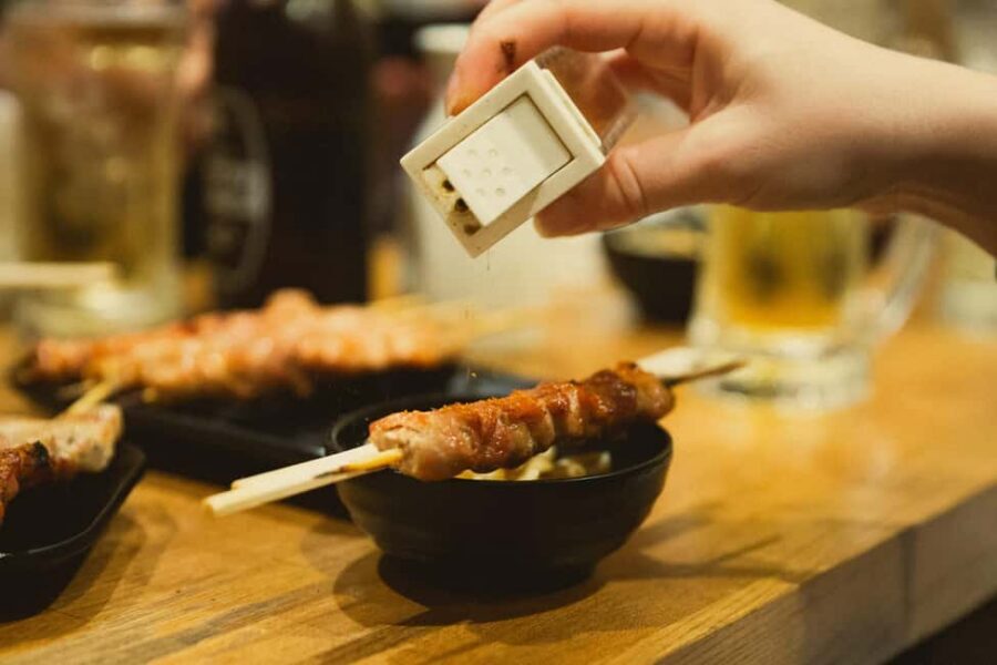 Tokyo: Shinjuku Izakaya and Golden Gai Bar Hopping Tour (2h) - Omoide Yokocho: Beer and Yakitori in Retro Memory Lane