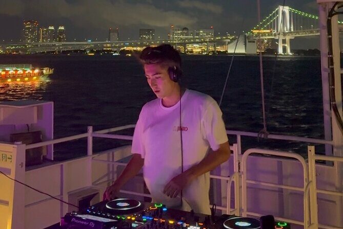 Tokyo Sunset Boat Party with Music Drinks and Vibes - Drinks on the water: an easy social glue