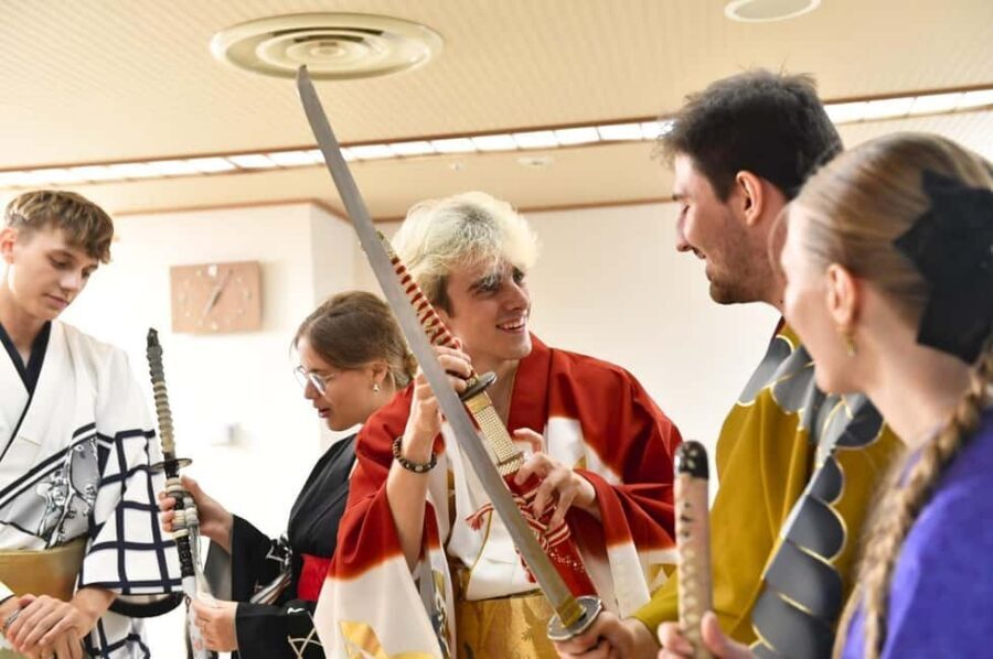 Tokyo: Taishu Engeki Show with Kimono and Sword Lesson - Commemorative photos in kimono: how to get the most out of them