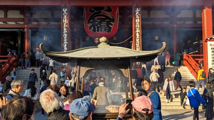 Tokyo: Tour Privado por Tokio en español - Start in Asakusa: Senso-ji, sweets, and that Kaminarimon photo