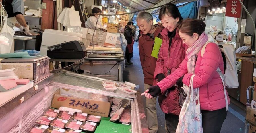 Tokyo: Tsukiji Market Guided Tour & Sushi-Making Experience - The street-to-kitchen shift: public transit to a facility near Tokyo Tower
