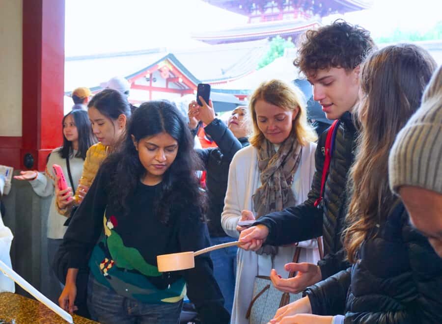 Tokyo : Visite des temples d'Asakusa avec guide français - Kaminarimon et la lanterne de 700 kg : l’entrée devient une histoire