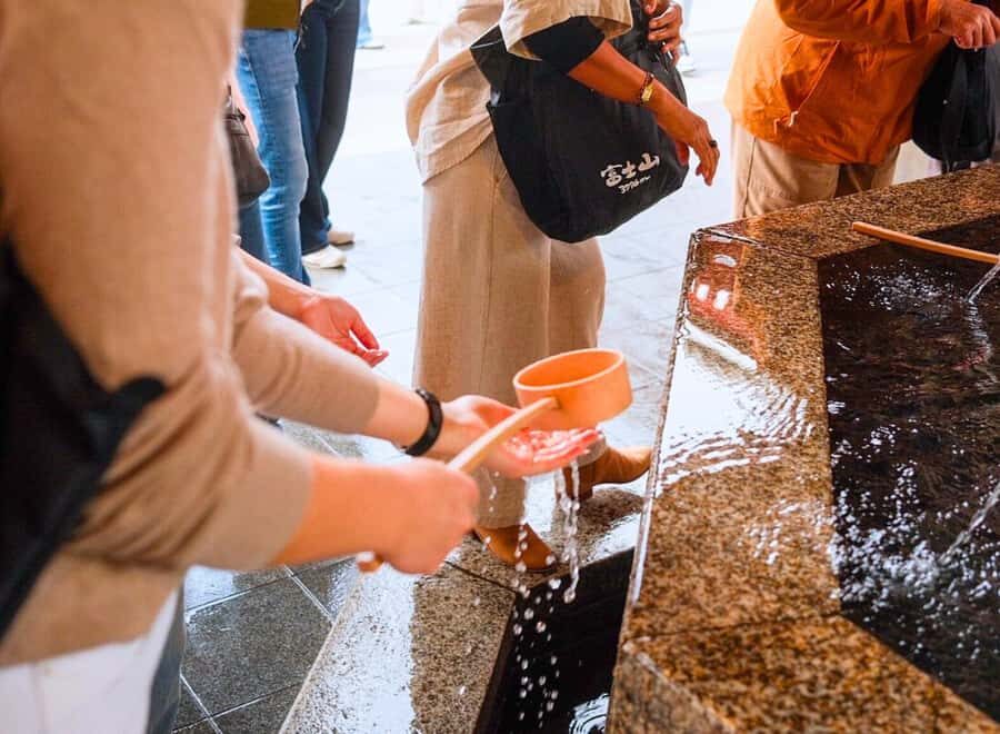 Tokyo : Visite des temples d'Asakusa avec guide français - Nakamise-dori : spécialités sucrées, souvenirs, et bons plans sans perdre de temps