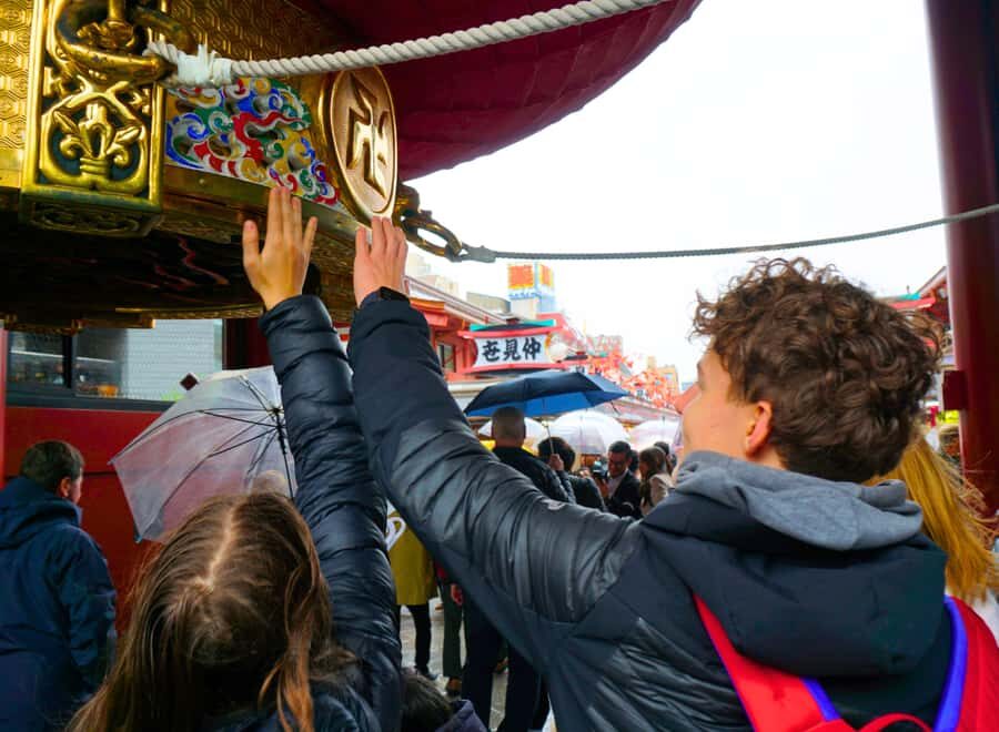 Tokyo : Visite des temples d'Asakusa avec guide français - Entrer dans Sensoji : prier comme un bouddhiste, pas comme un touriste pressé