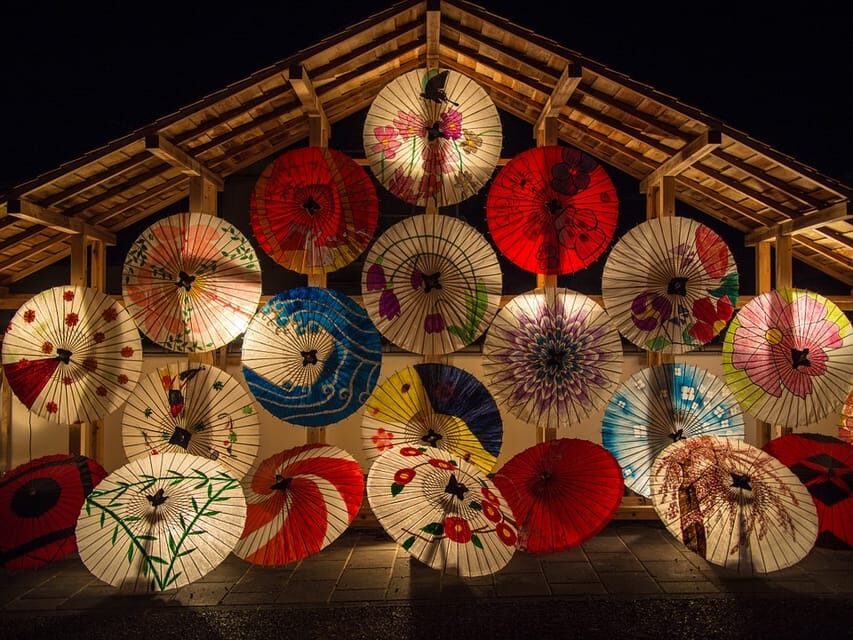 Tokyo: Winter Illuminations Private Tour with a Local - Meeting your guide at the café and warming up fast