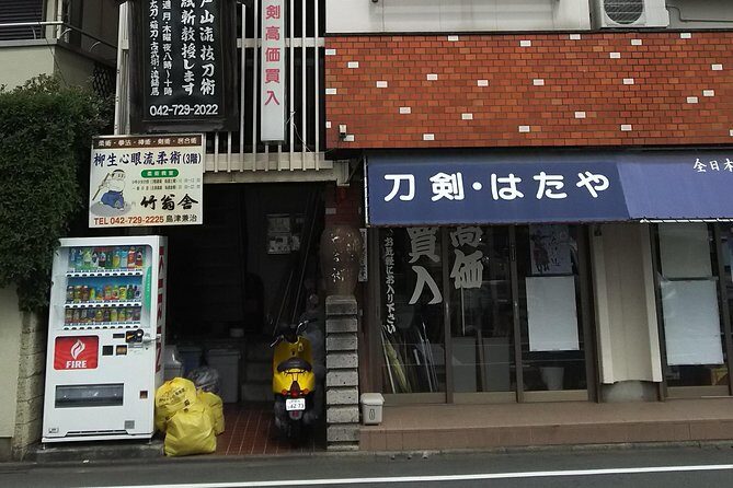 Tokyo:Samurai sword and archery class from a samurai descendant - Gekken sparring: when timing matters more than strength