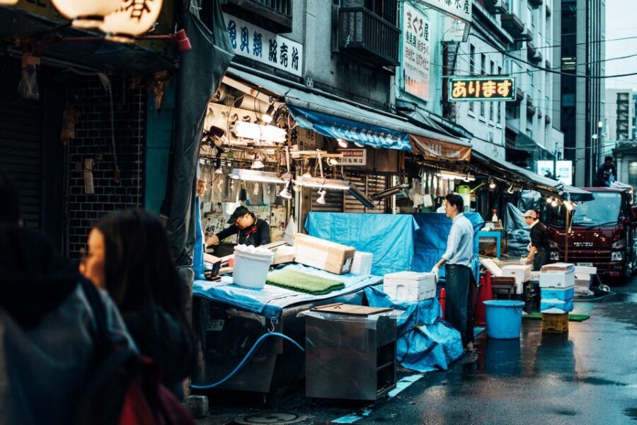 Tsukiji: Outer Market Walking Tour & Sake Tasting Experience - Key things you’ll notice on this Tsukiji tour